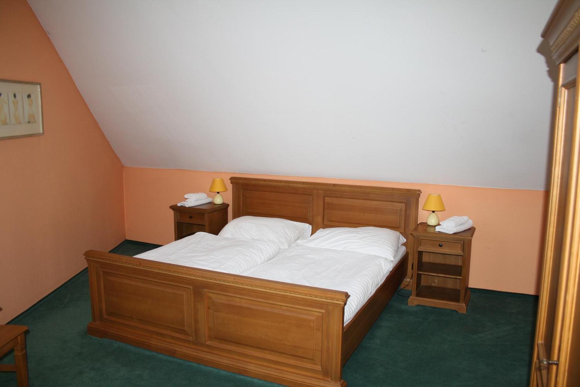 Hotel Bouček Mochov Buitenkant foto