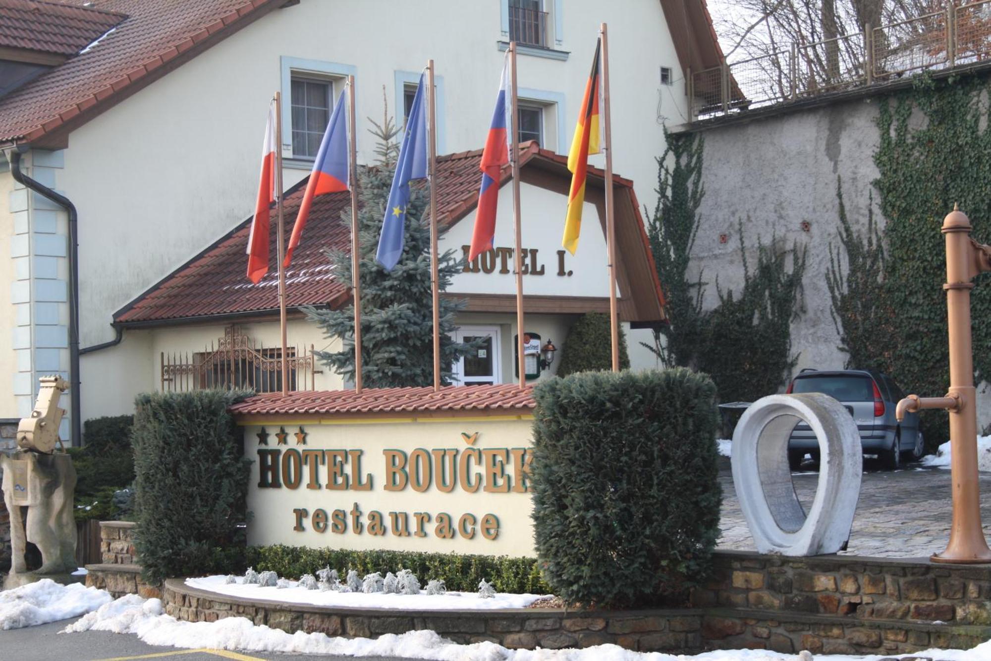 Hotel Bouček Mochov Buitenkant foto