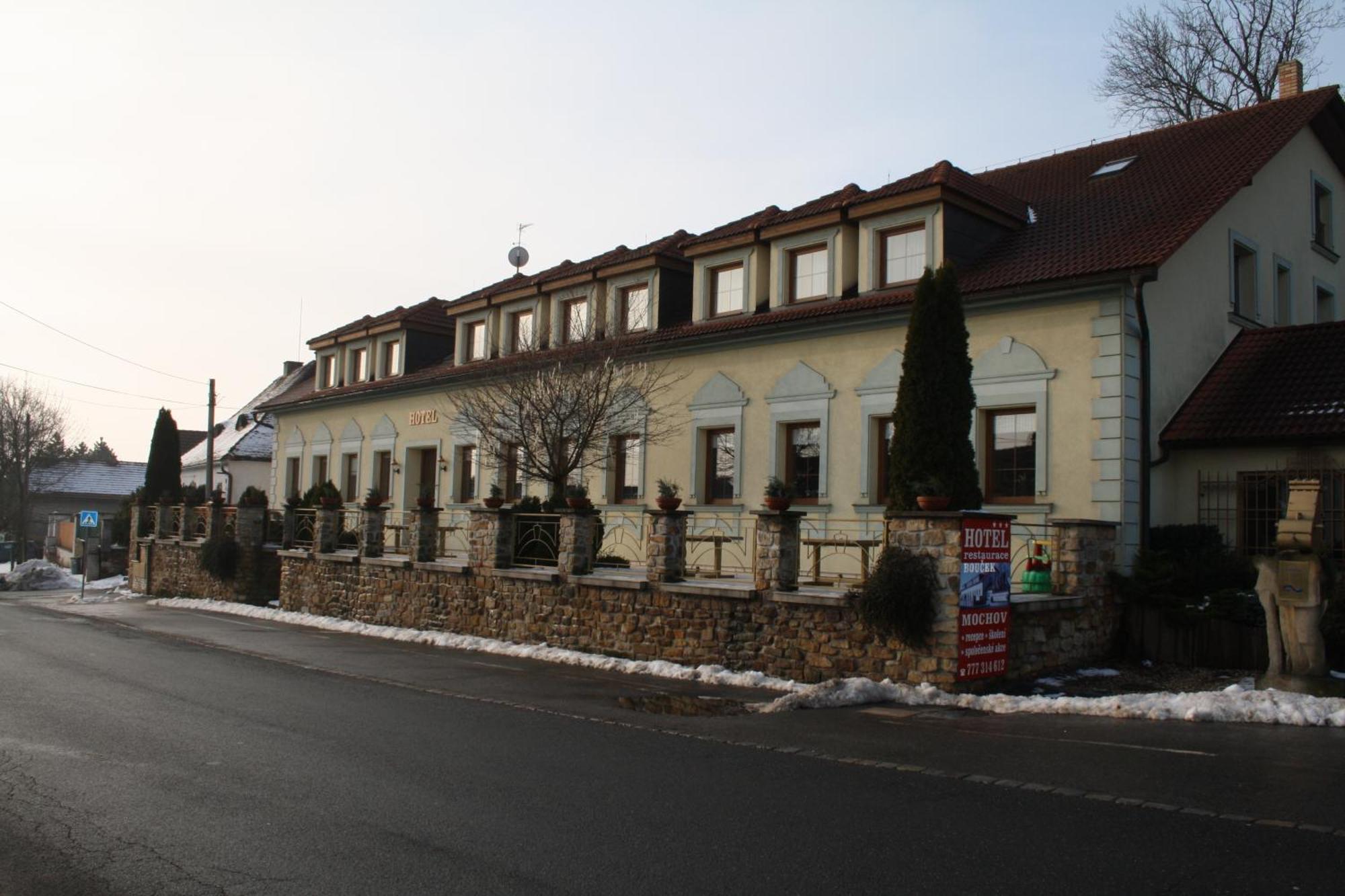 Hotel Bouček Mochov Buitenkant foto